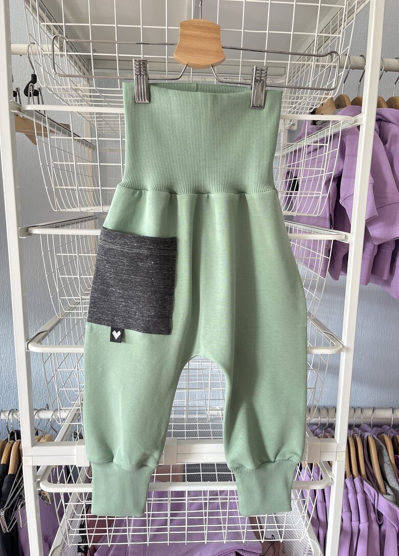 ĒRTAS BIKSES BĒRNAM - zaļas ar pelēku kabatiņu