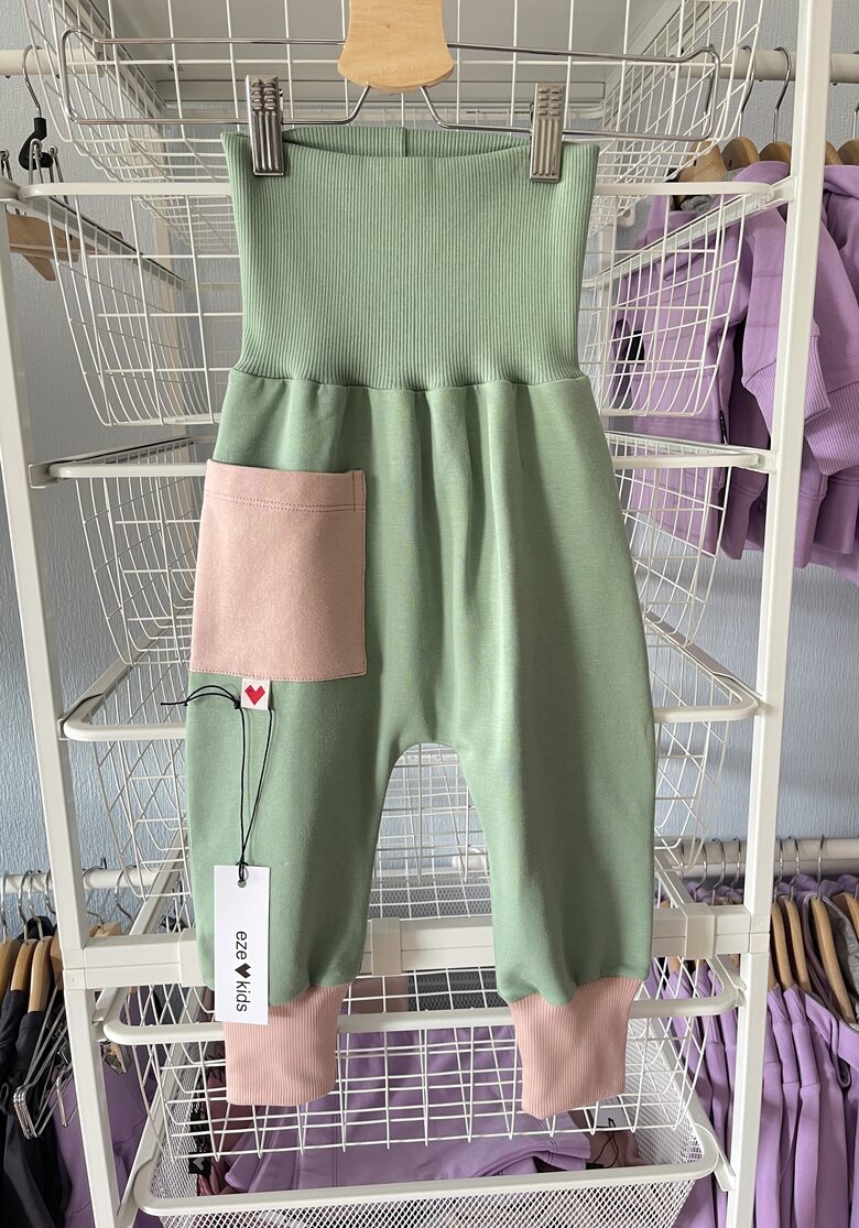 BIKSES - zaļas ar rozā kabatu un elastikām 01