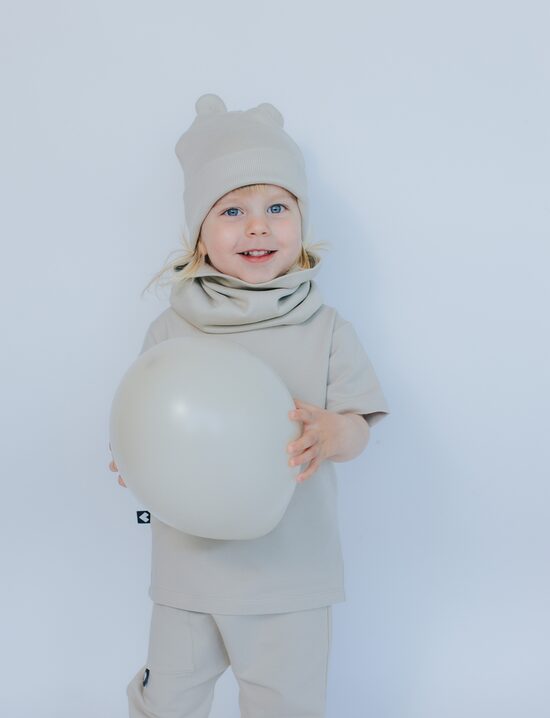 Mīksta kokvilnas trikotāžas beanie cepure bērniem ar austiņām – gaiša smilškrāsa