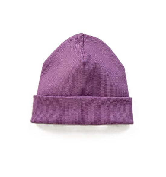 Beanie stila rievota trikotāžas cepure ar regulējamu atloku - meža ogu tonis