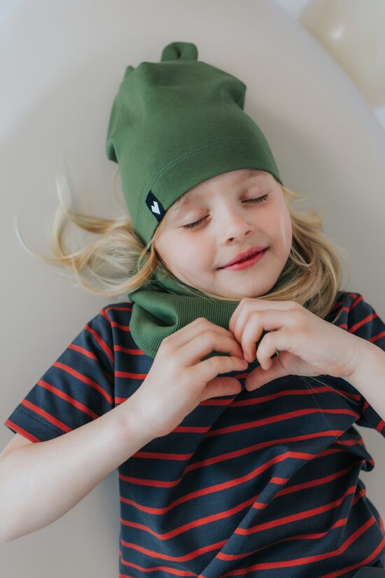 Mīksta kokvilnas trikotāžas cepure ar lāča austiņām – haki