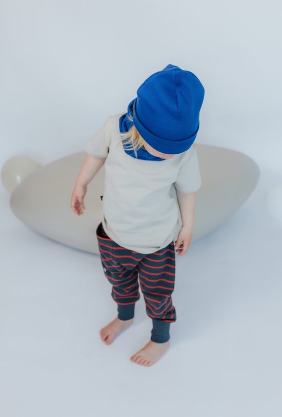 Beanie stila cepure no rievota materiāla ar atloku - koši zila